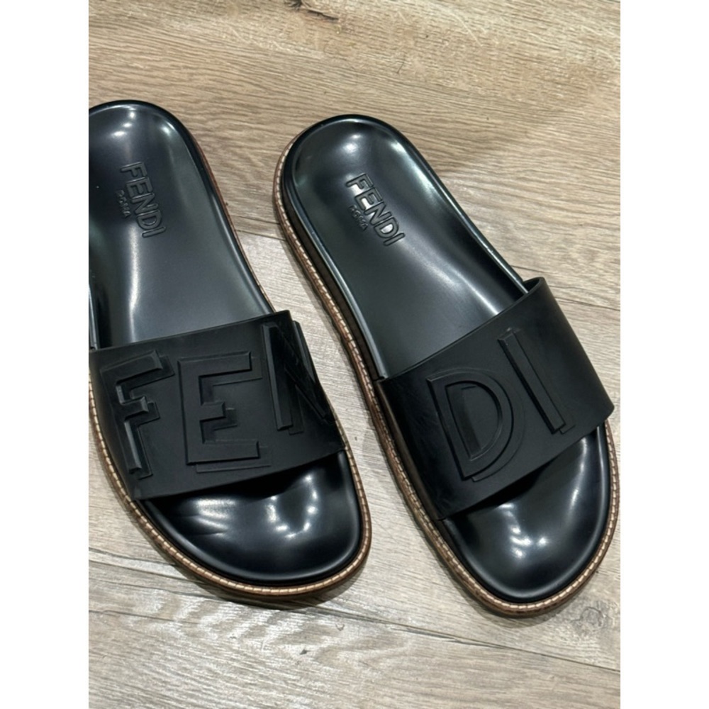 Fendi Men’s Black Logo Slide Sandals